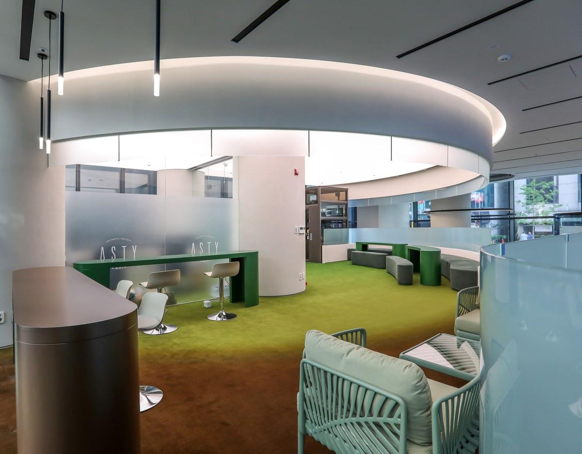 ASTY Cabin Seoul Serviced Residence ワークスペースで作業する様子