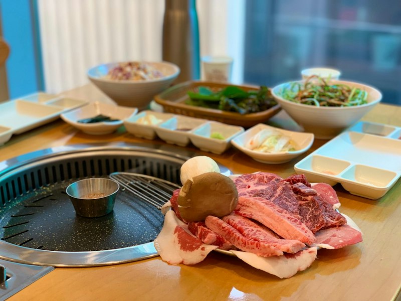 黄金牧場 明洞本店の熟成サムギョプサルを焼いている様子