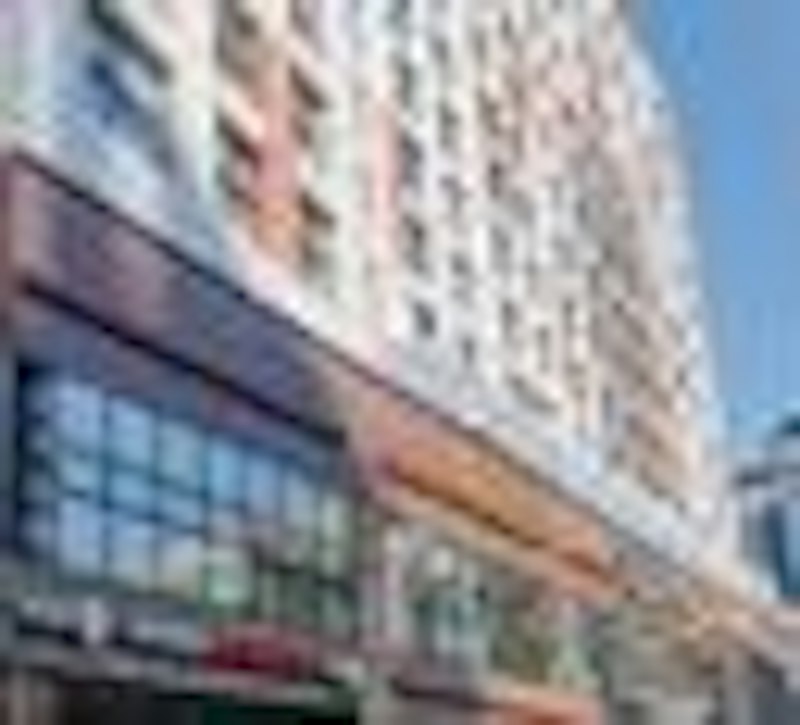 WECO STAY忠武路の建物デザインとエントランス