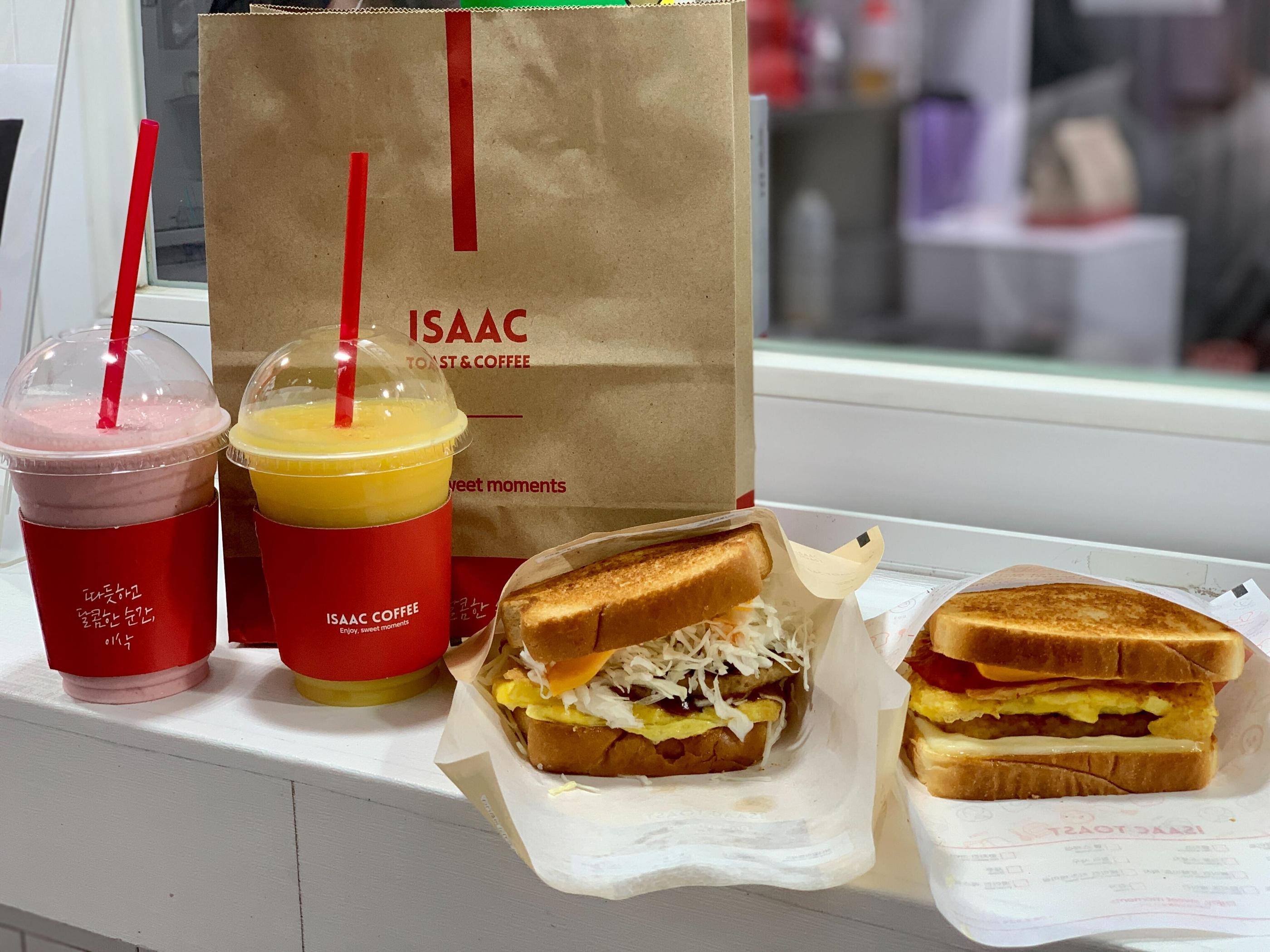 イサックトースト明洞聖堂店で注文したトーストとドリンクのセット