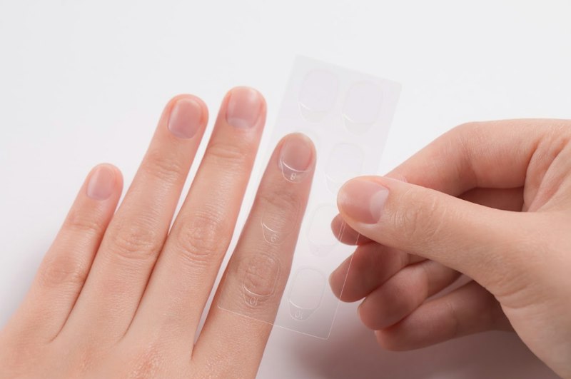 FINGER SUIT(フィンガースーツ) REUSABLE COLLECTION(全3種)(付属の両面接着シールを爪に貼る様子)