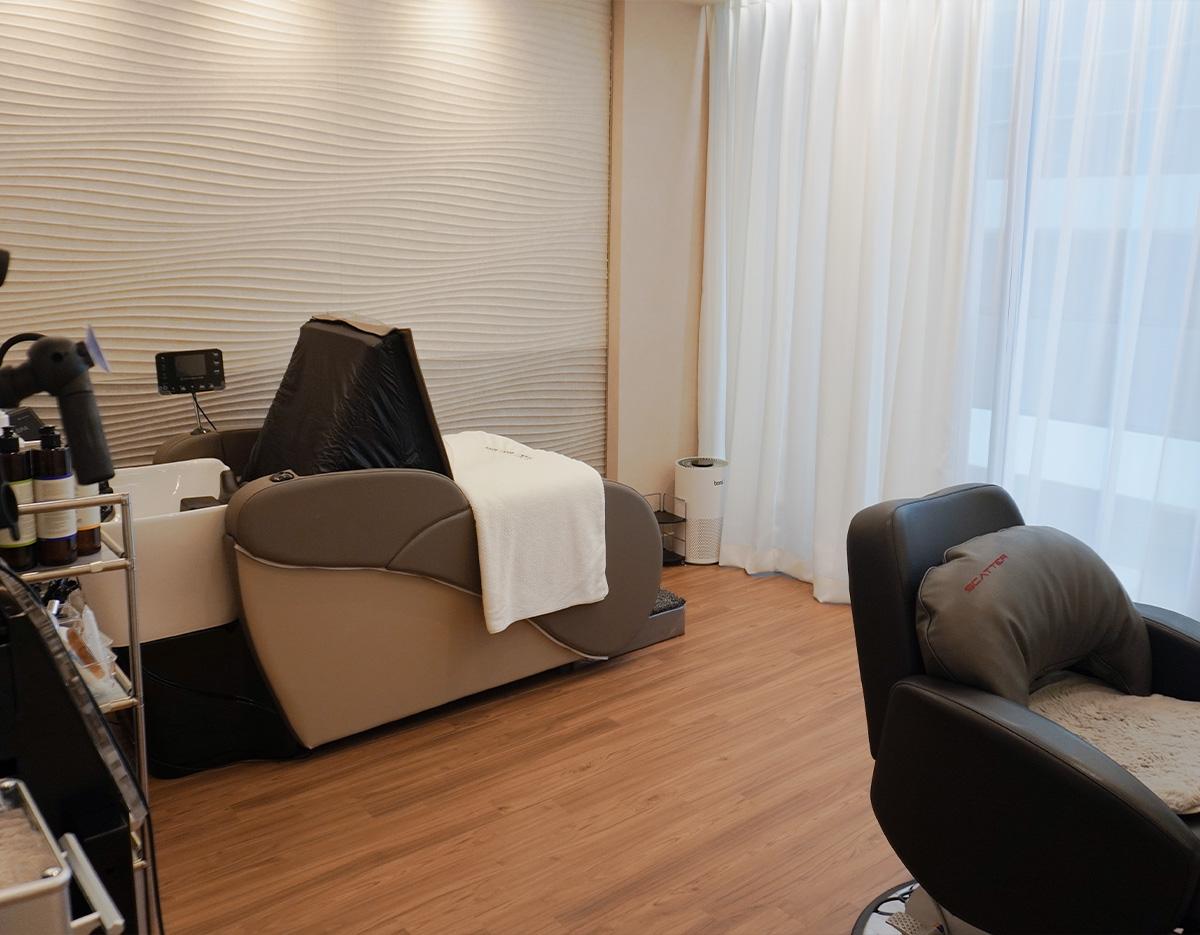 SCATTER LOUNGE江南店の完全個室での頭皮ケア施術風景