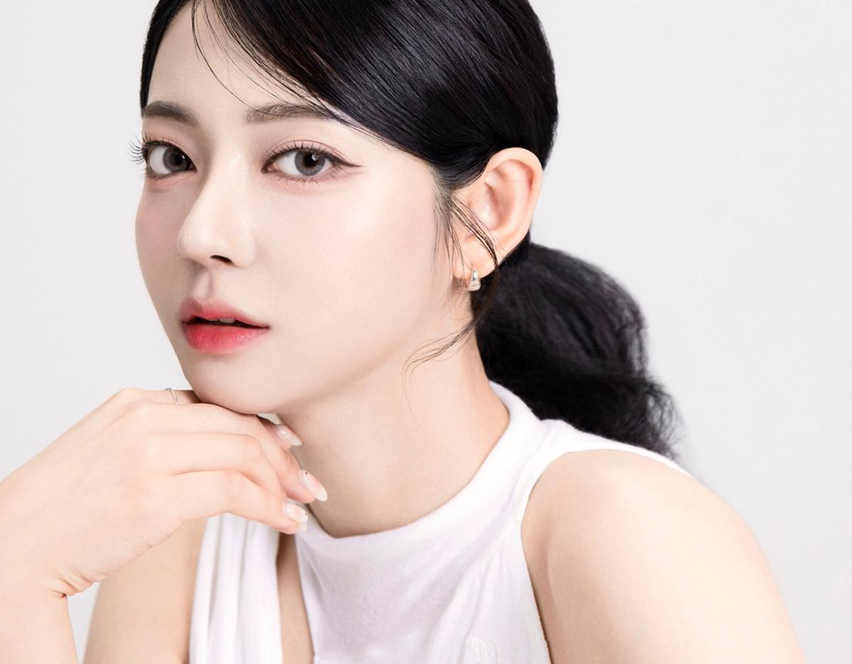 iimi Hair&Makeupの院長によるメイク施術の様子