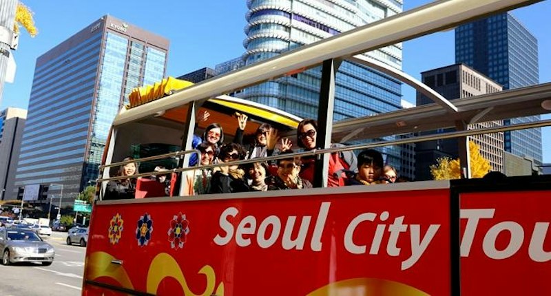 ソウル市内巡り観光バスの2階オープントップ座席