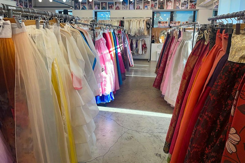 景福宮の慶会楼を背景に韓服レンタルで撮影した写真