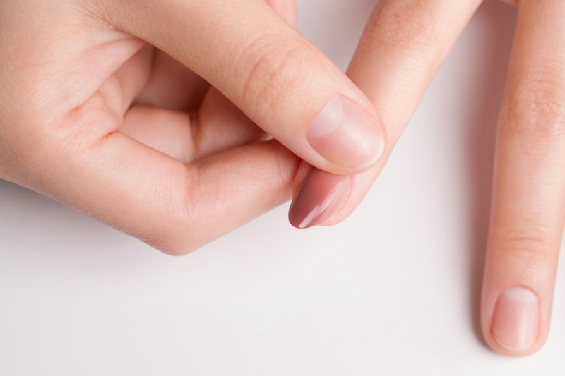 FINGER SUIT(フィンガースーツ) REUSABLE COLLECTION(全3種)(ネイルチップを爪に押さえて装着する様子)