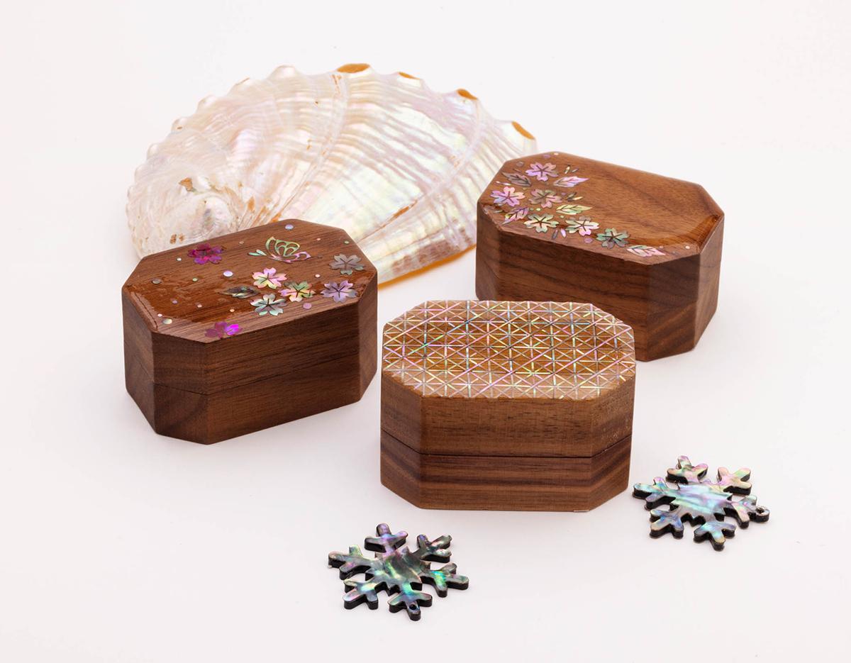 フィホクラフトで螺鈿指輪を製作している様子