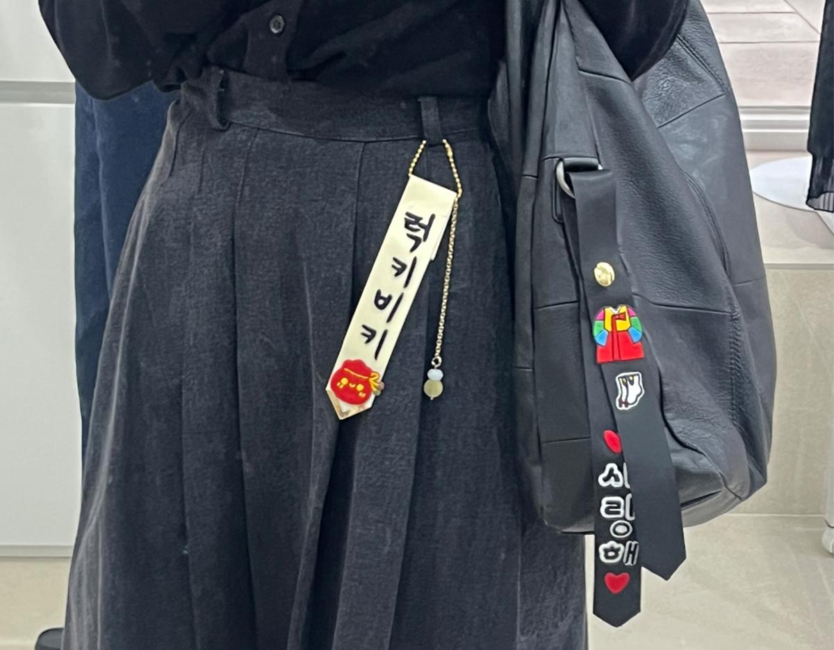 リスル韓服LEESLEのテンギネームタグ制作中の手元