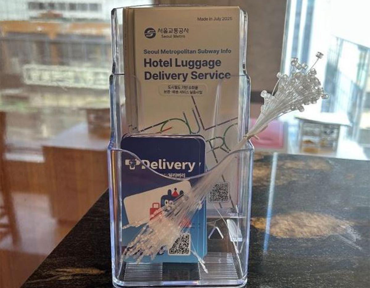 ソウル市内ホテルでT-Delivery配送の荷物を受け取る様子