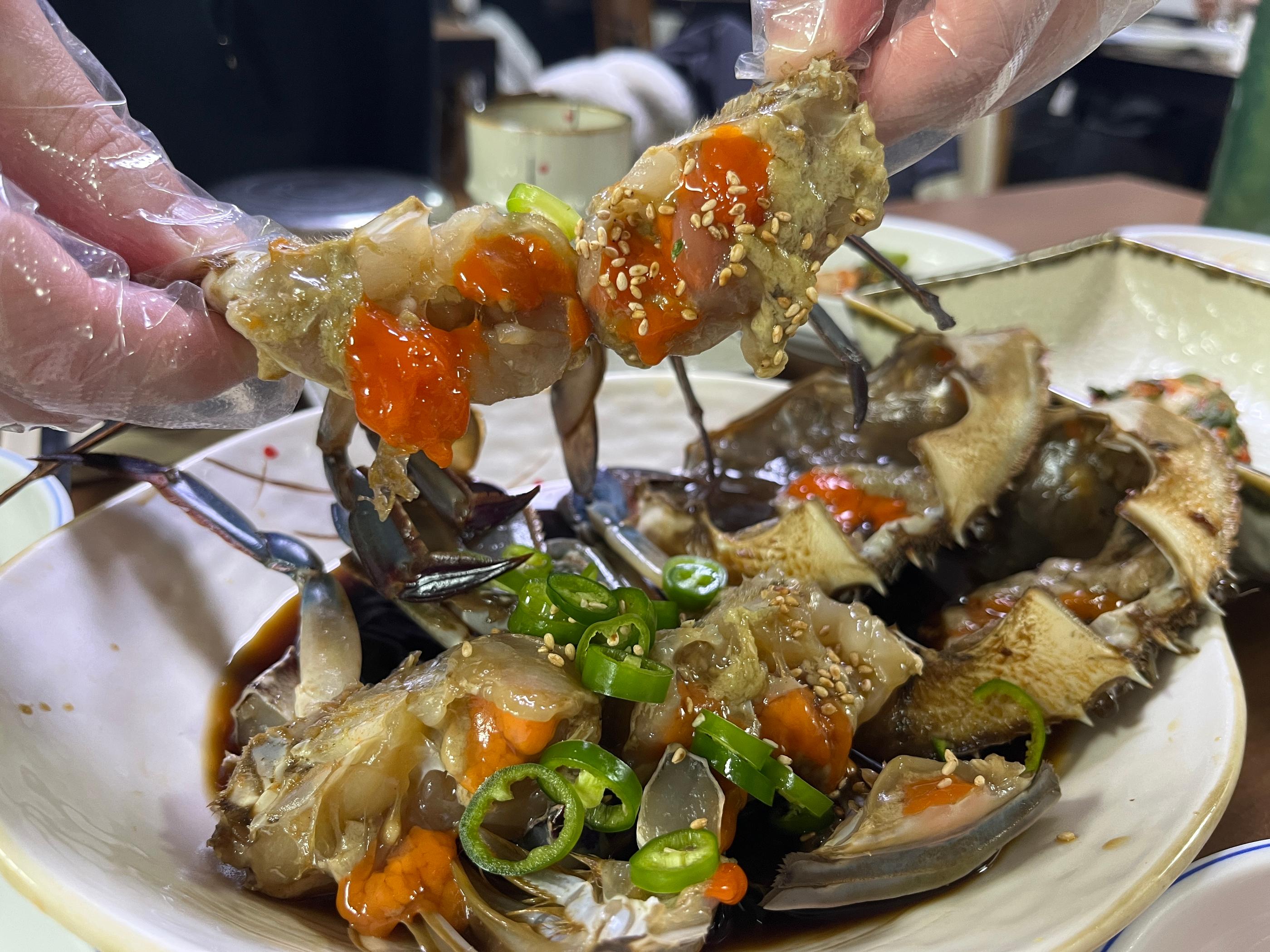 真味食堂のカンジャンケジャンと副菜のセット