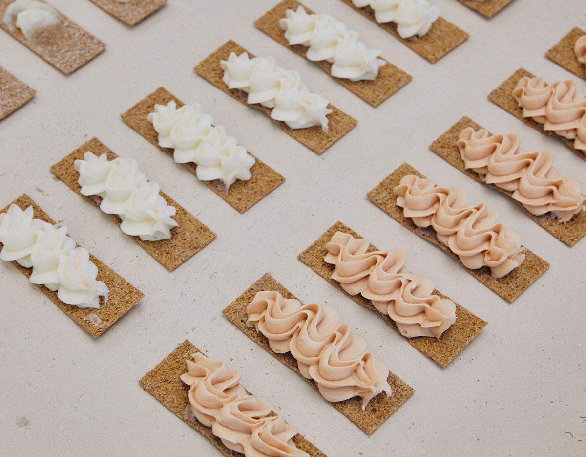 完成したWHIPPEDのパッククレンザーを容器に入れる様子