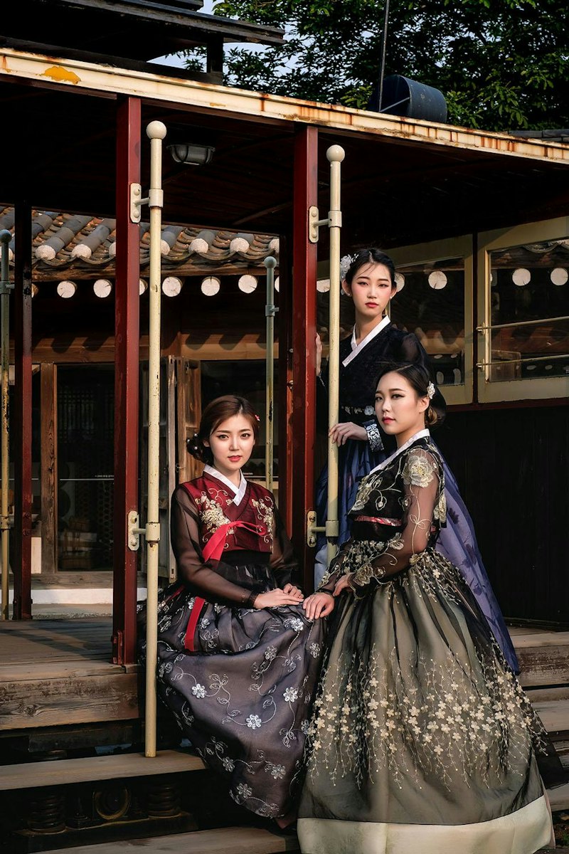 INKOREA韓服で洗練されたデザインの韓服をレンタルして景福宮を散策する様子