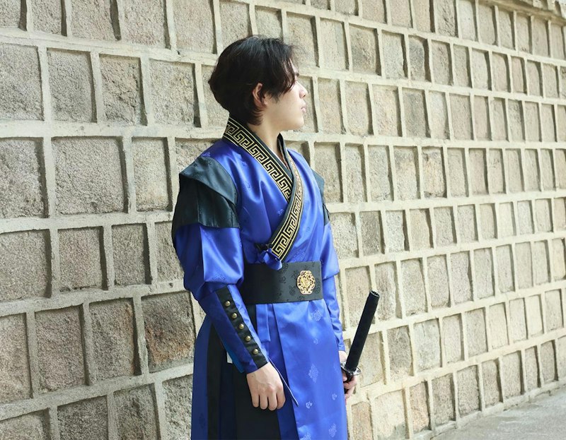 INKOREA韓服のプレミアム韓服を着た男性