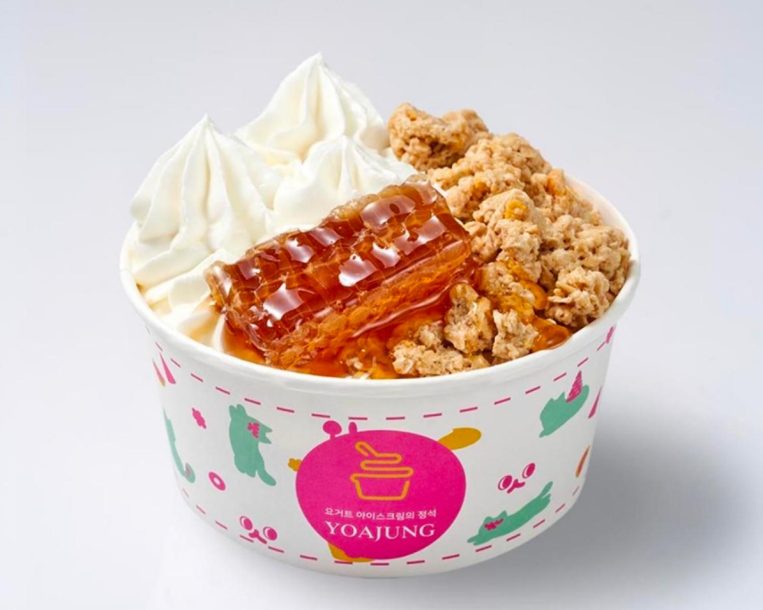 ヨアジョンのヨーグルトアイスにフルーツと巣蜜をトッピング
