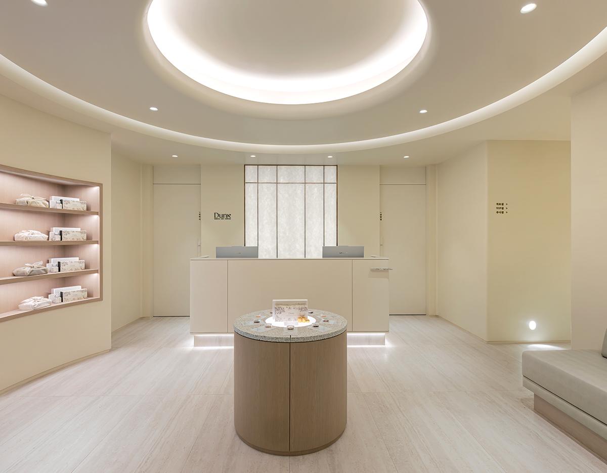 Duna韓医院で小顔矯正カウンセリングを受ける様子