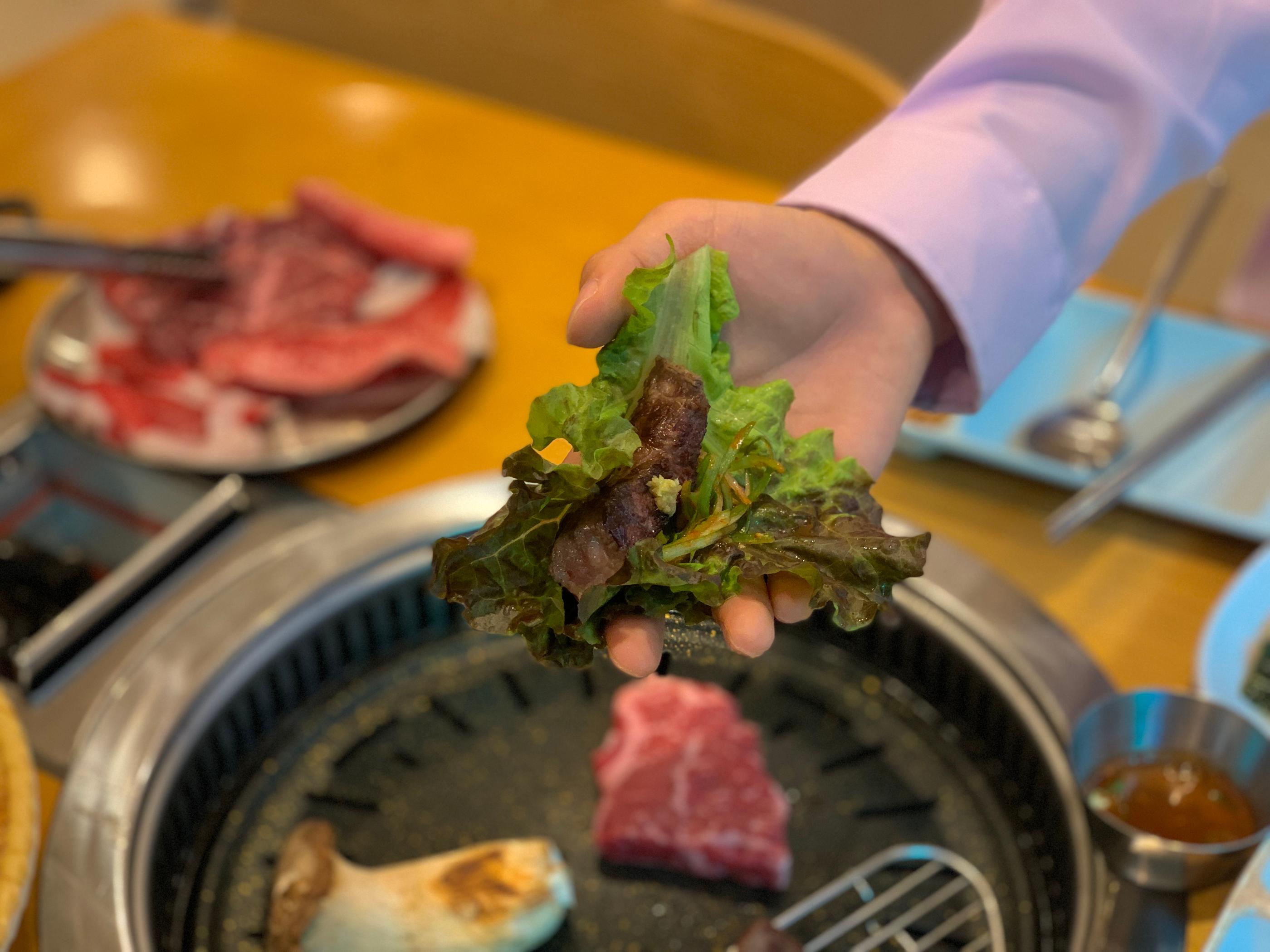黄金牧場 明洞本店で焼肉を楽しむ様子