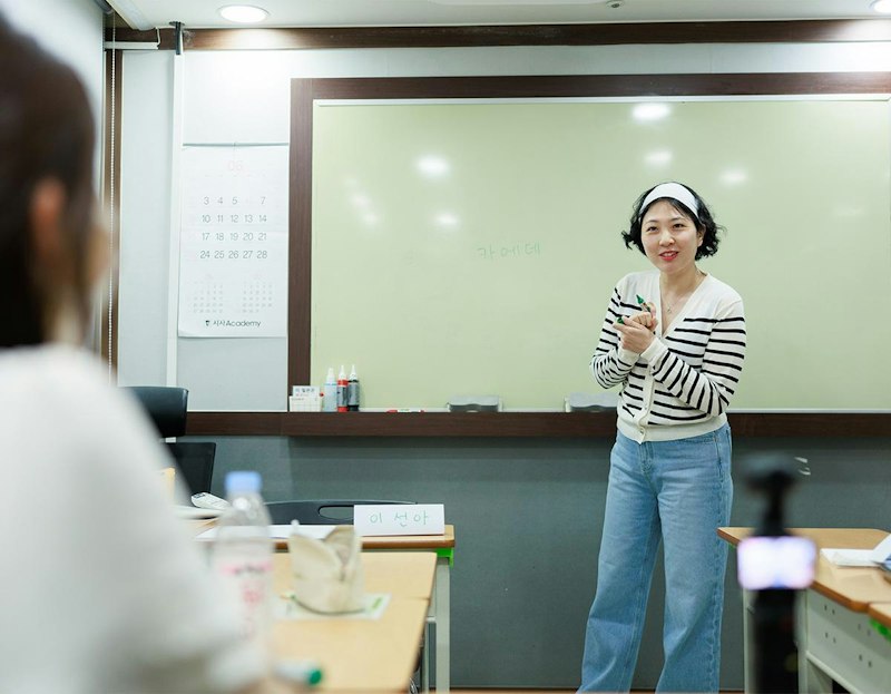 ハングルアカデミー ワンデークラスで韓国語の文字を学ぶ様子