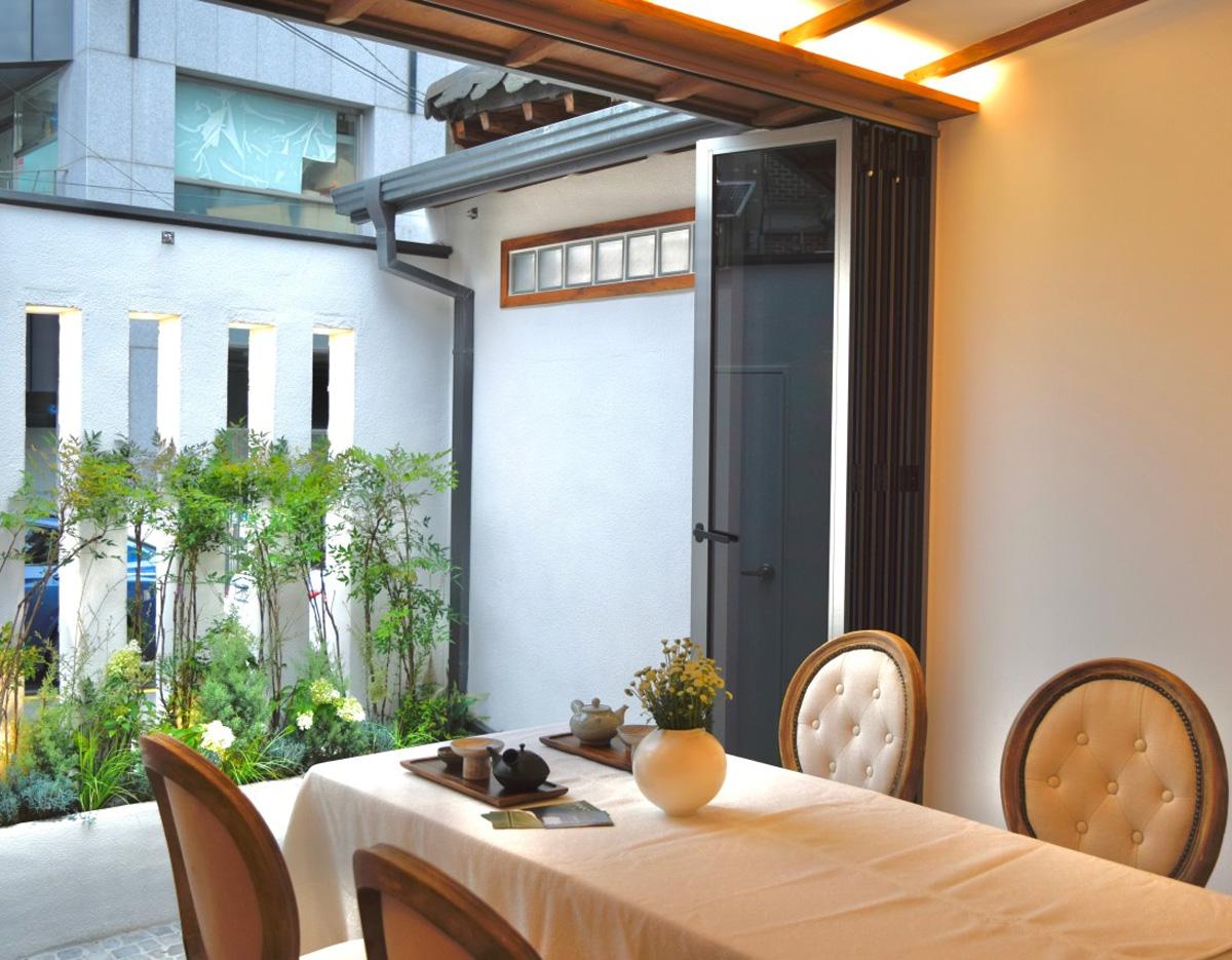 韓国伝統の個室スパであかすり施術を受ける様子