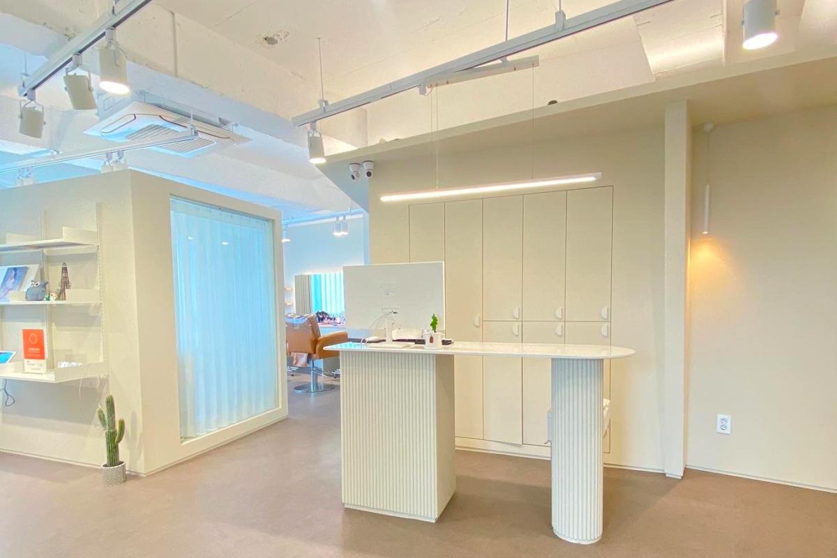 and Allisのメイクアップ施術の様子