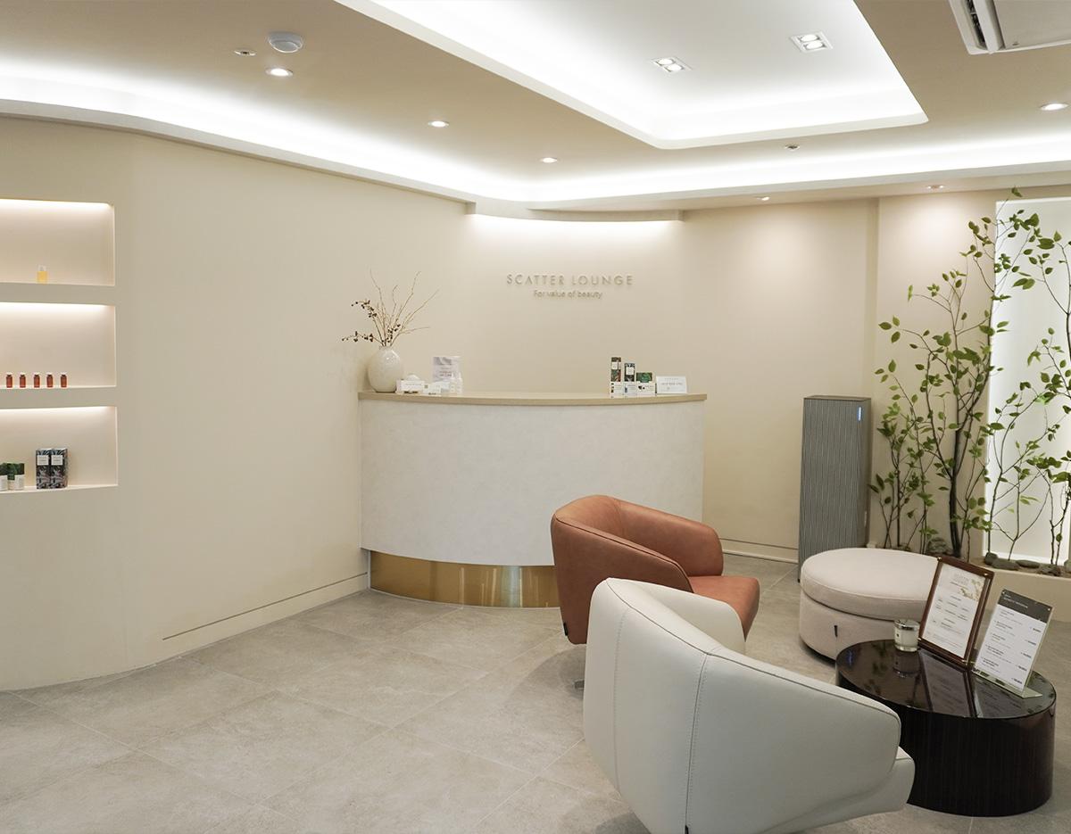 SCATTER LOUNGEの温熱ガルバニック技術を使った頭皮血行促進の様子