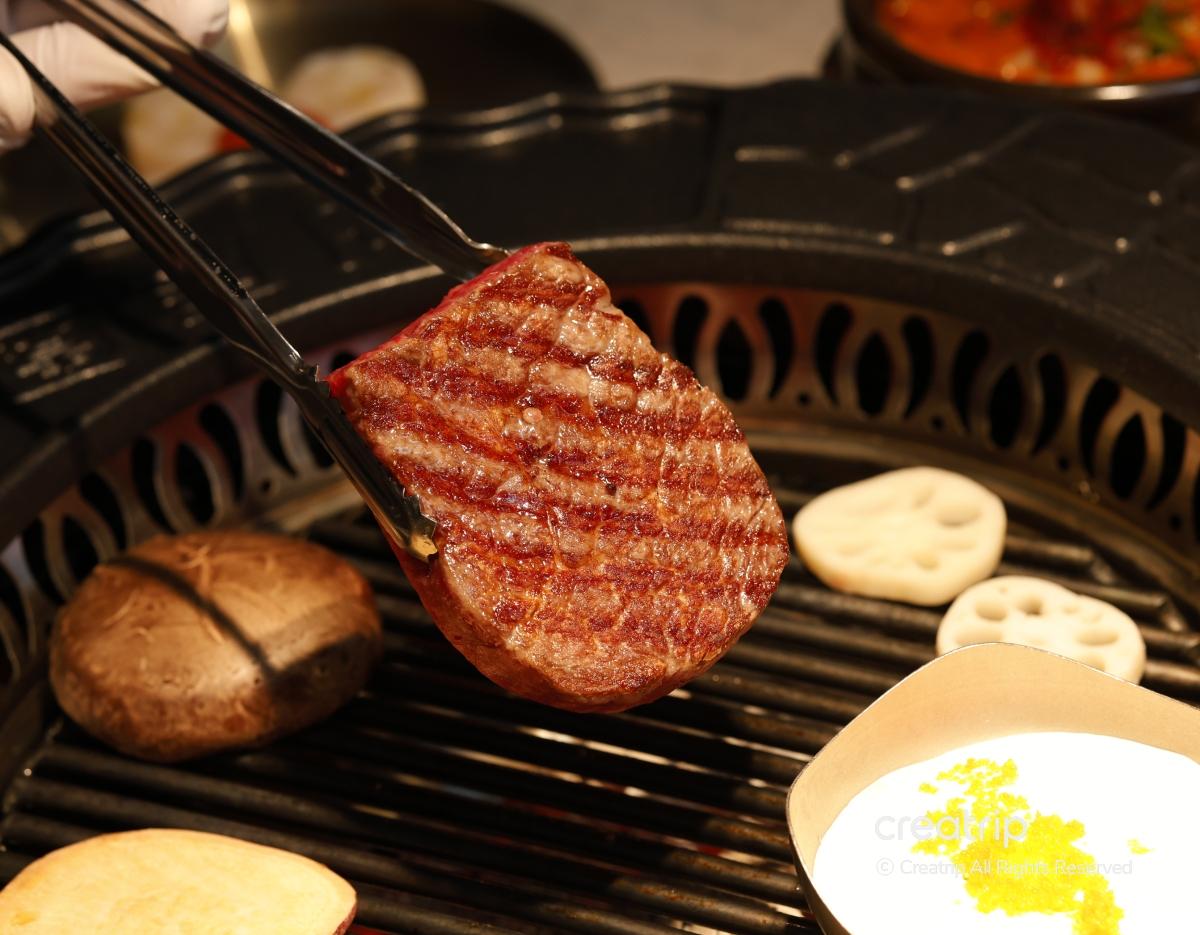 リジョンウォン 明洞店の熟成サムギョプサルと韓国のおかずセット