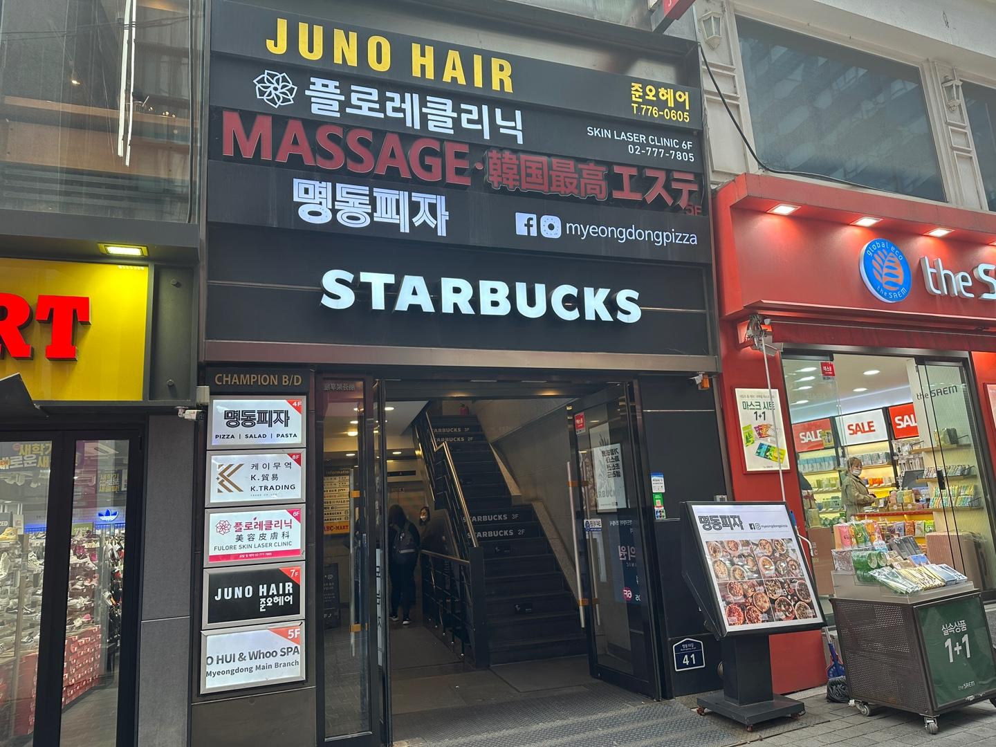 明洞のO HUI&Whoo SPAで極上の肌ケアを楽しむ韓国旅行の女性