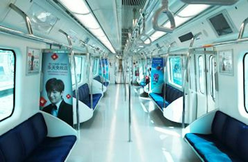 仁川空港第1ターミナルのA'REX直通列車ホームとオレンジ色の案内