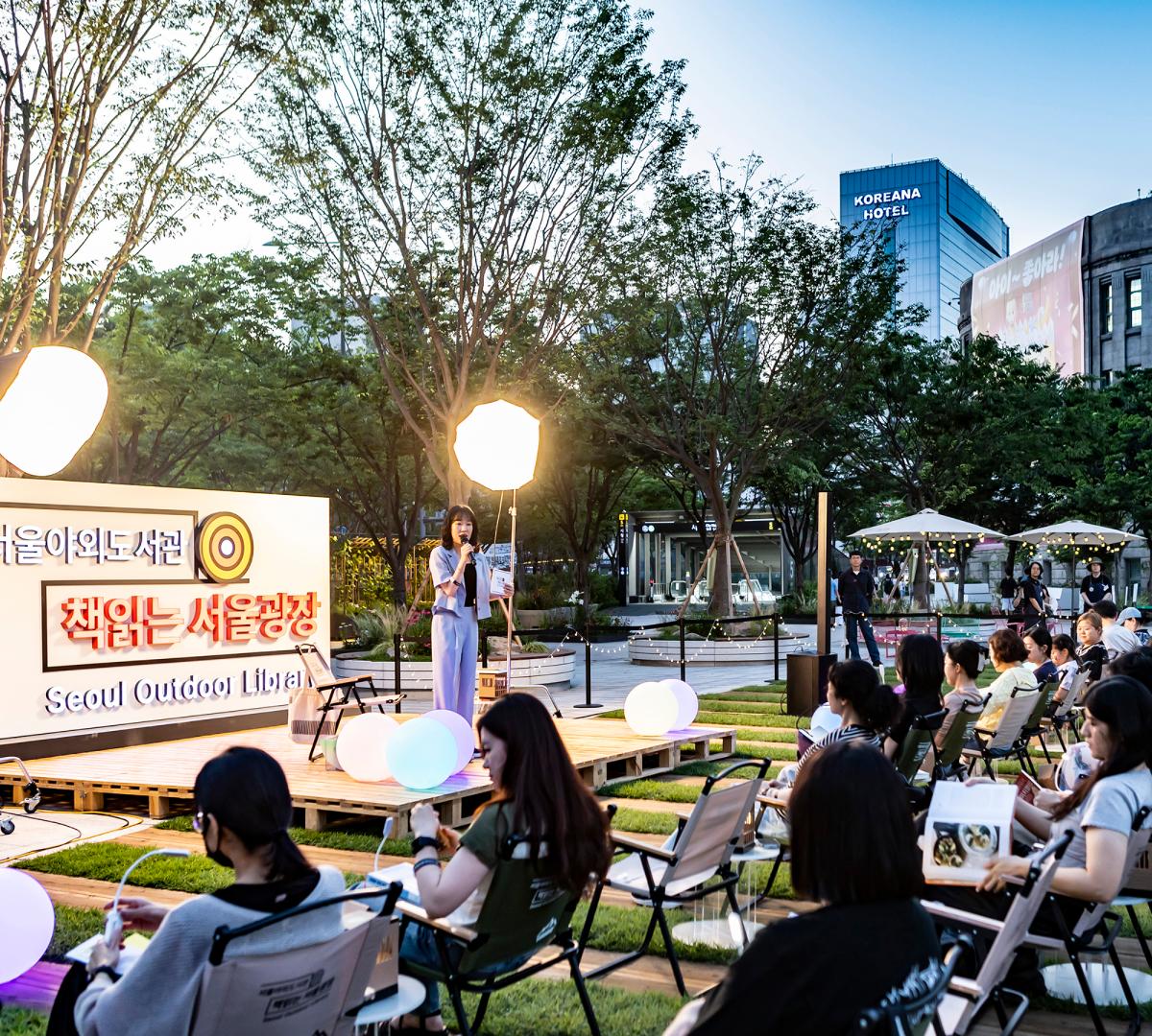 ソウル屋外図書館ツアーのビルディングレスライブラリー体験