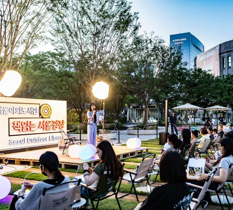 ソウル屋外図書館ツアーのビルディングレスライブラリー体験