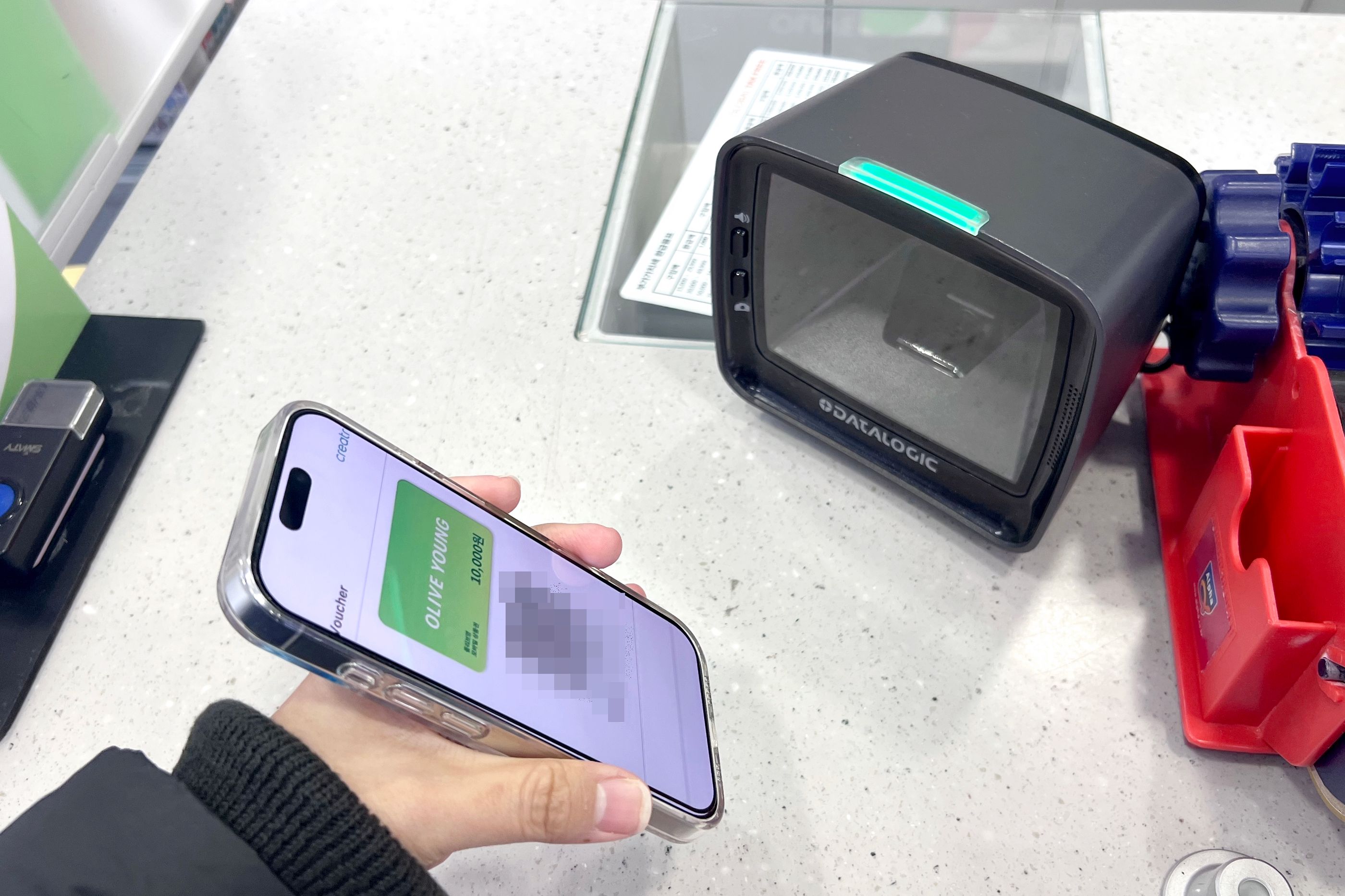 OLIVE YOUNGで韓国コスメを購入するイメージ