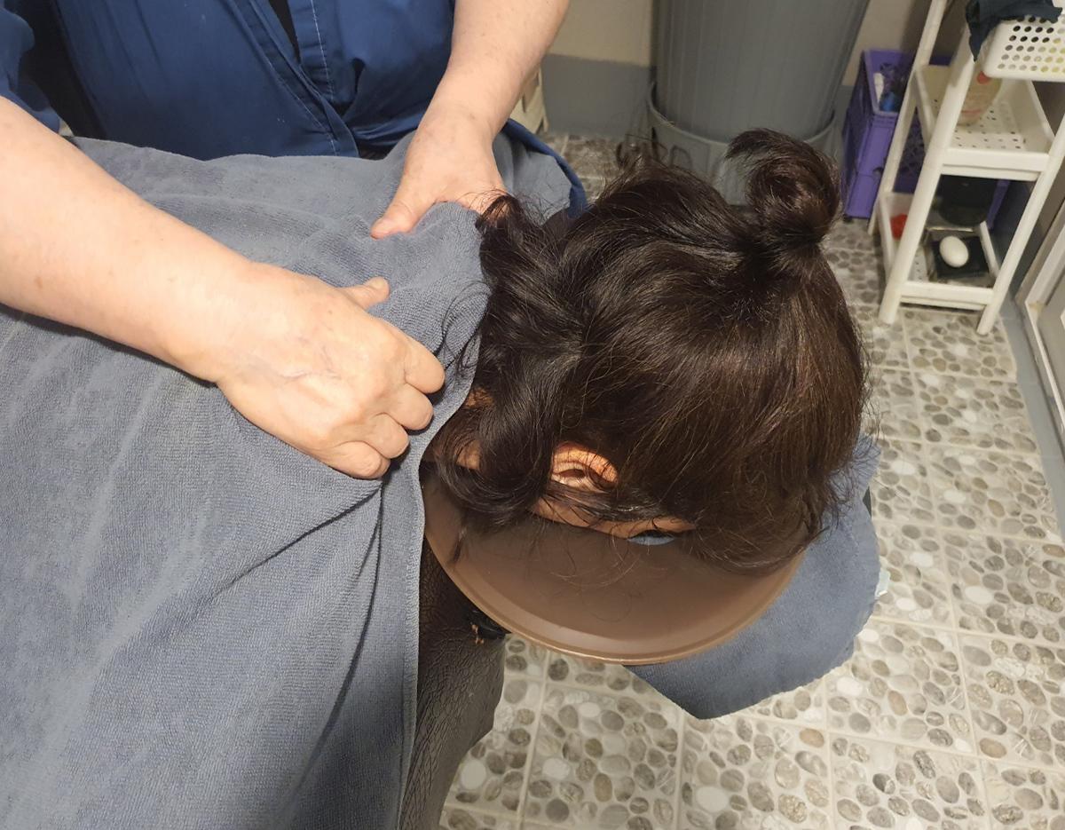 SPA SLICKのあかすり施術の様子