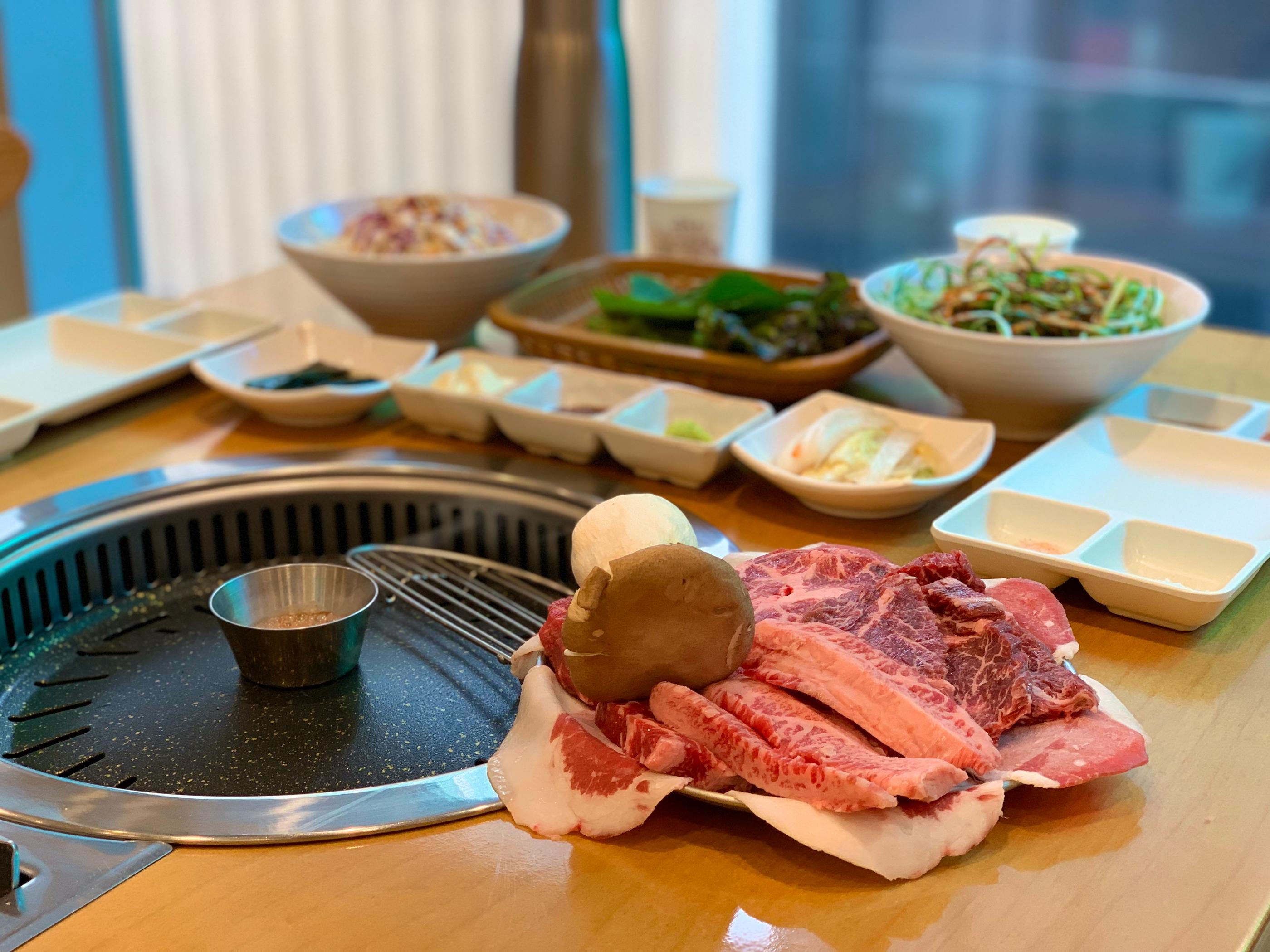 黄金牧場 明洞本店の熟成サムギョプサルを焼いている様子