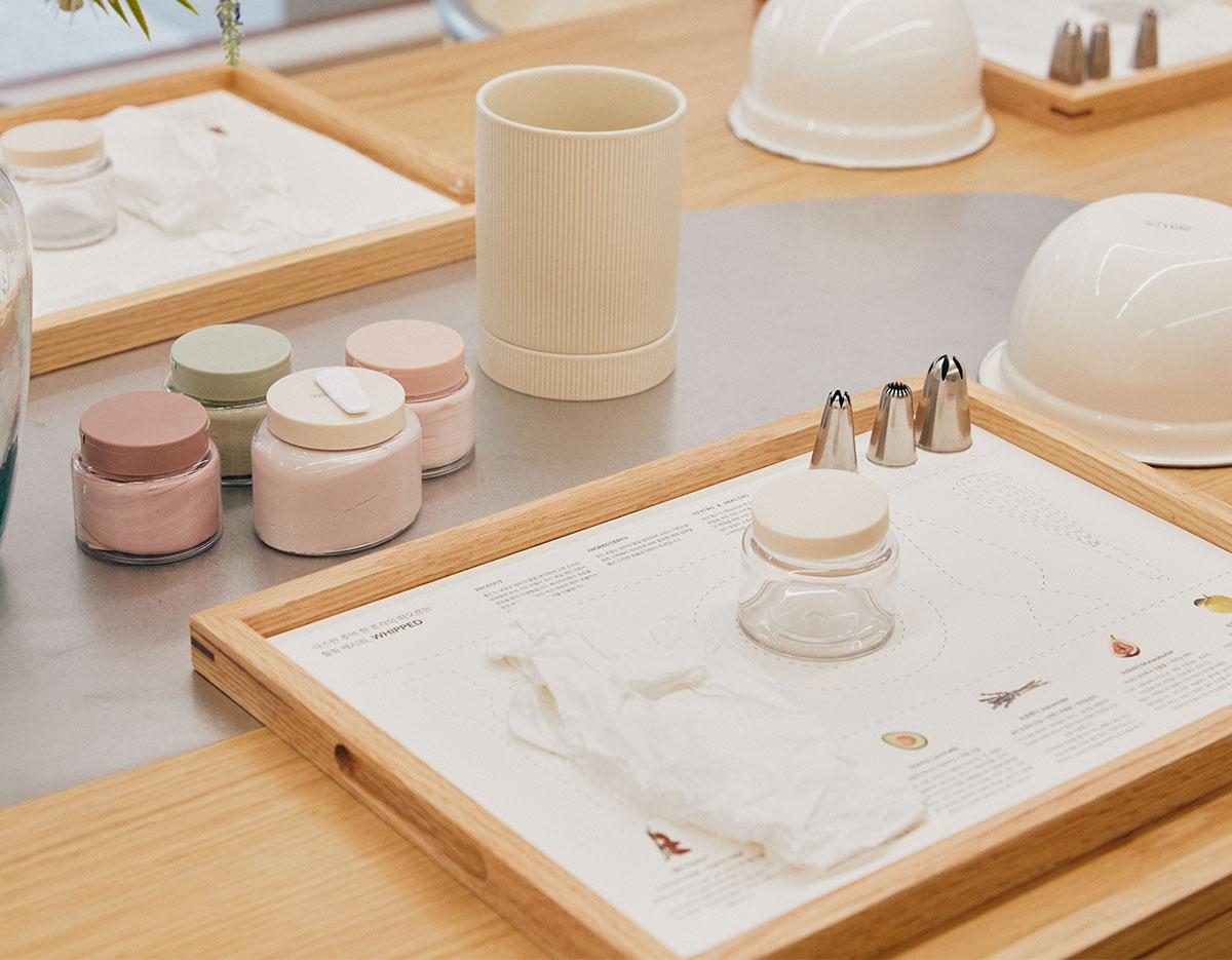 聖水WHIPPEDでパッククレンザーを手作りする様子