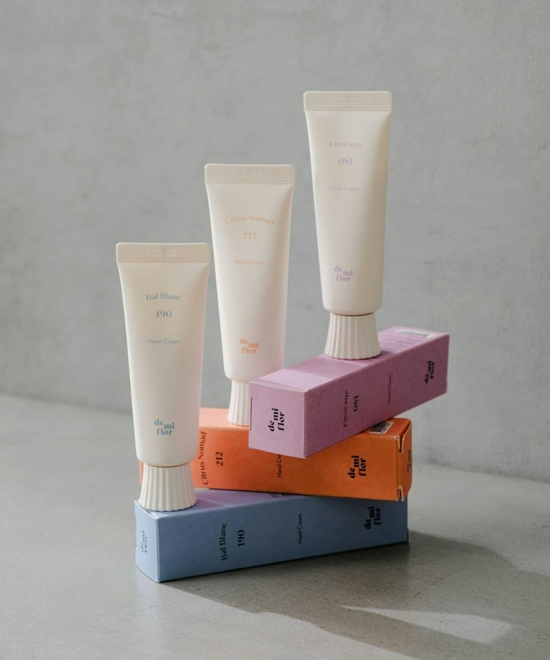de mi flor(デミフロー) de mi flor ボディケアシリーズ(5カテゴリー・全15SKU)(3種の香りのハンドクリームとカラフルな箱)