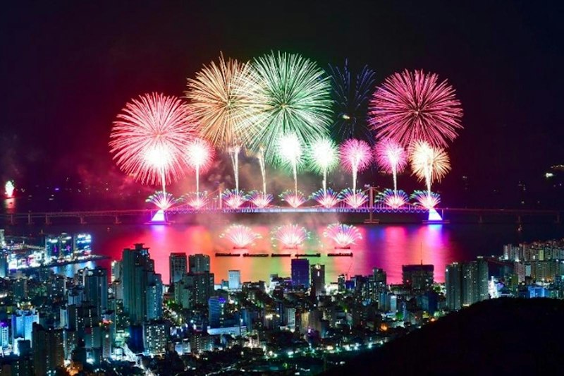 釜山花火大会の会場となる広安里海水浴場と海雲台の夜景