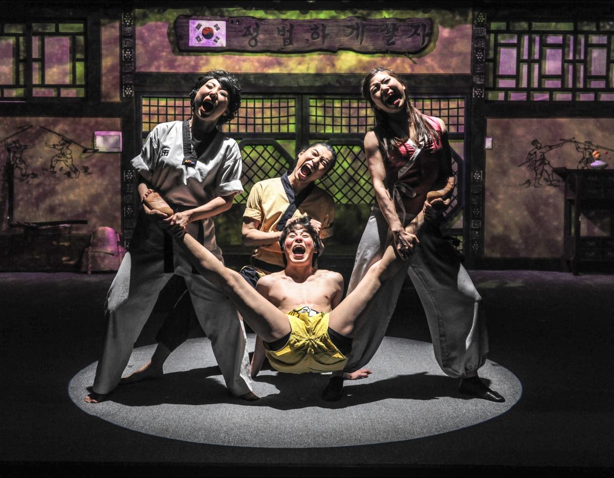 JUMP公演のコメディシーンで笑う観客