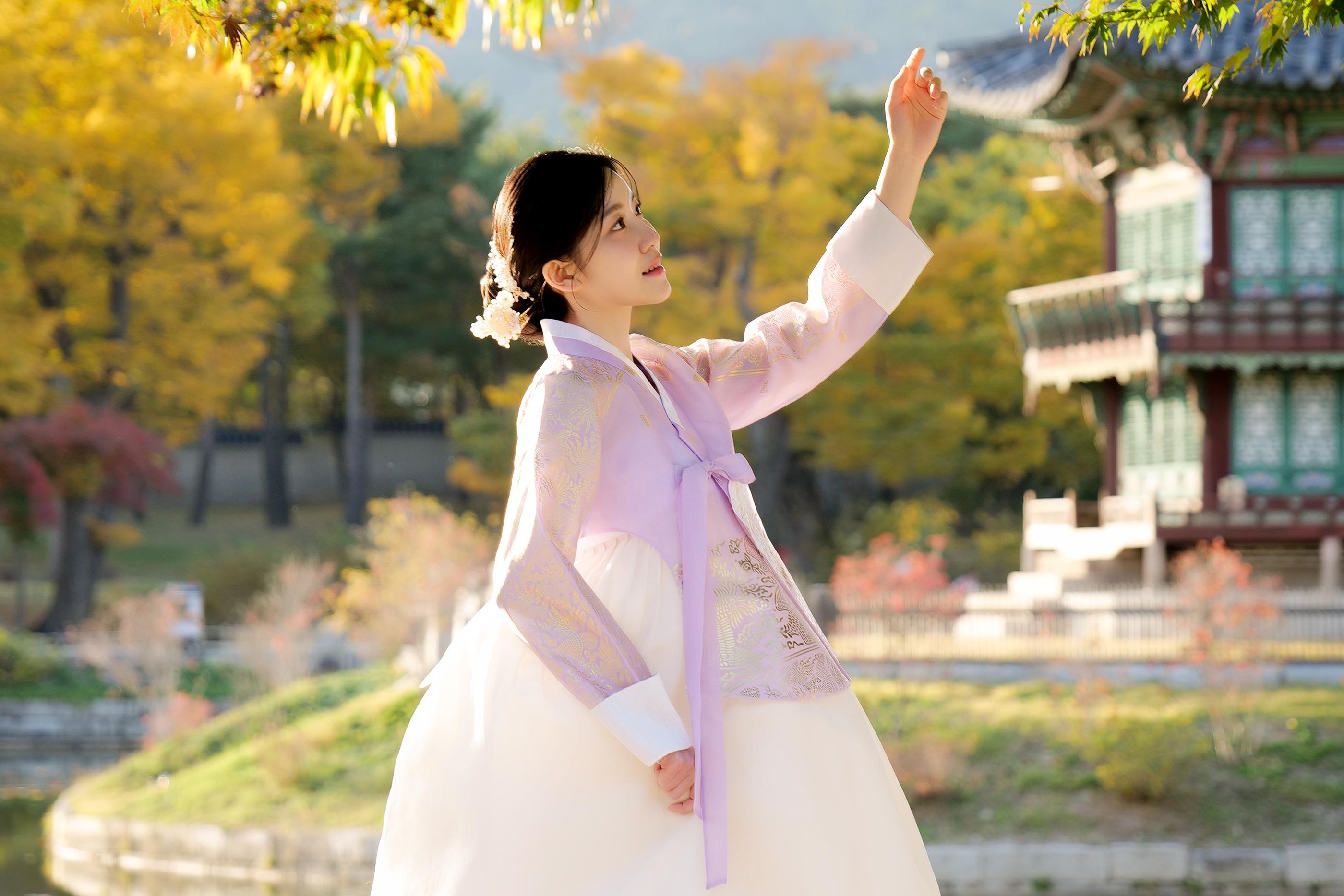 YES韓服の店内で韓服を選ぶ様子