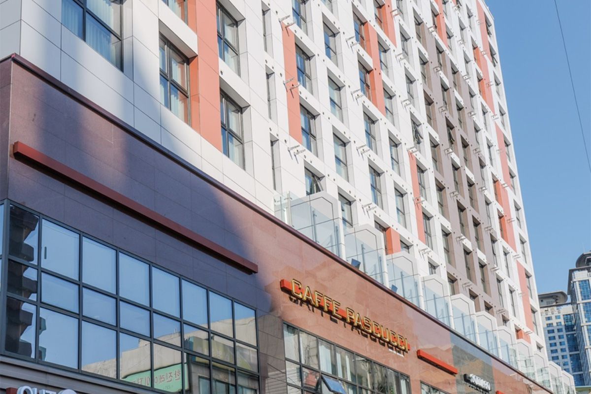 WECO STAY忠武路のリビングスペースとベッド