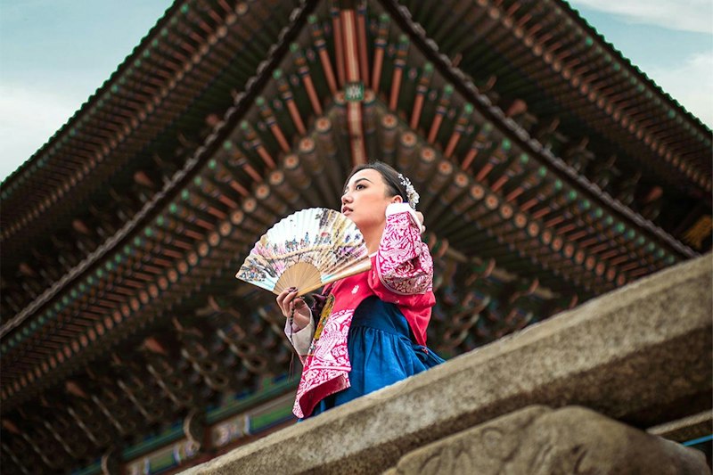 景福宮で韓服レンタルできるDAEHAN HANBOKの店内と衣装ラック