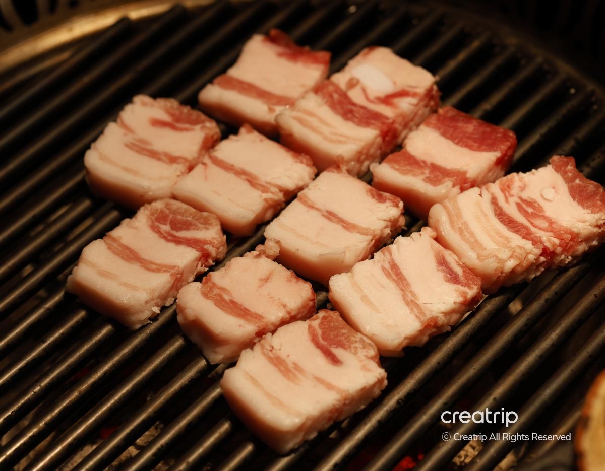 リジョンウォン 明洞店の熟成豚バラ肉に入った細かい切り込み
