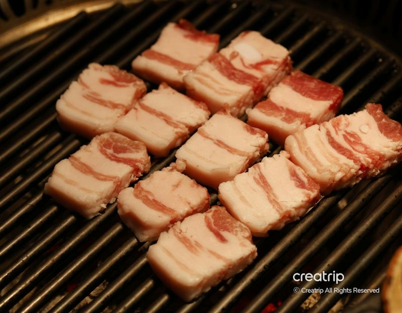 リジョンウォン 明洞店の熟成豚バラ肉に入った細かい切り込み