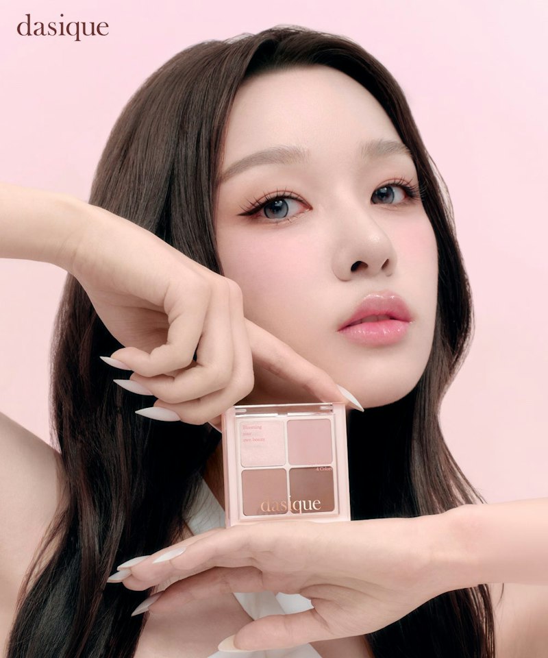 dasique(デイジーク) デイジーク ソフトフィット アイシャドウパレット(dasique Soft Fit Eyeshadow Palette)(両手でパレットを掲げるモデルのメイクイメージ)