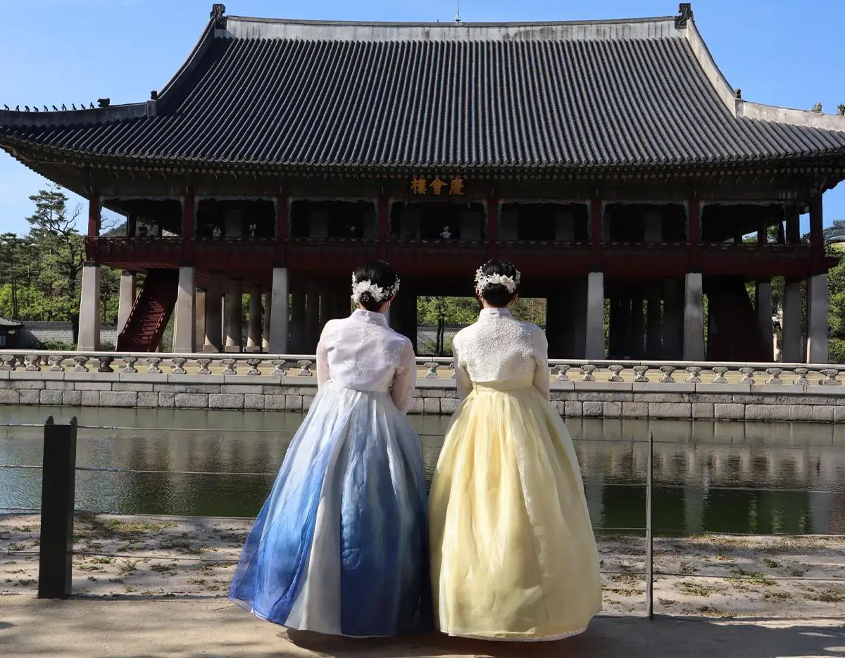 INKOREA韓服の子供韓服を着た家族旅行の写真