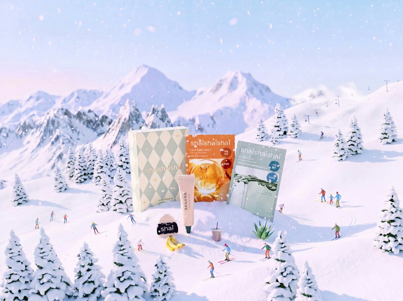 shaishaishai〈シャイシャイシャイ〉 ラッキー ウィッシュ キット(雪山を背景にしたラッキー ウィッシュ キットのホリデービジュアル)