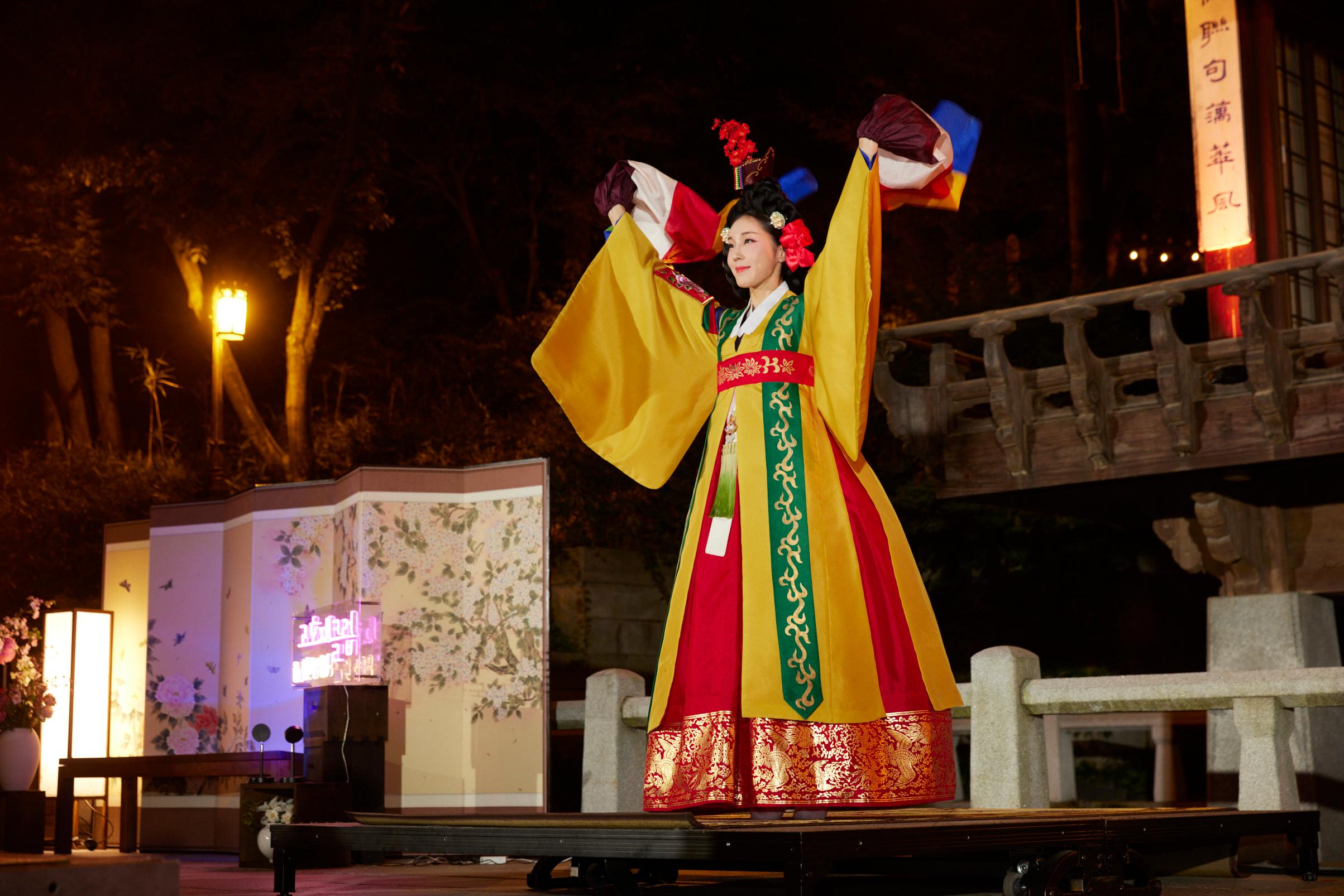 100人の与民同楽 カヤグムやテグムなどの伝統楽器演奏