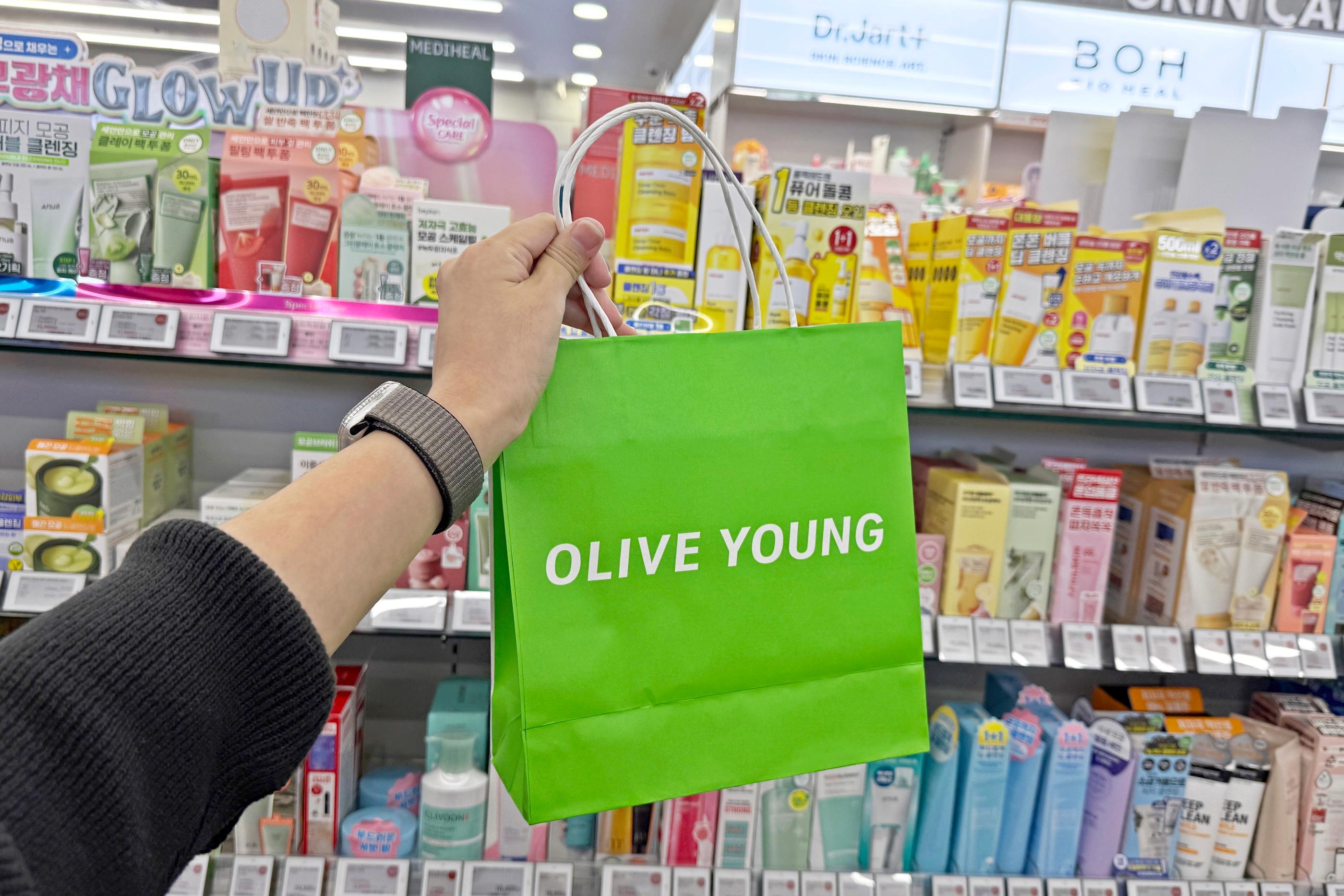 OLIVE YOUNGの店舗でモバイルギフト券を使う様子