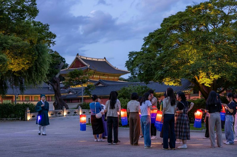 昌徳宮 後園 秘苑 芙蓉池に映る宙合楼の夜景