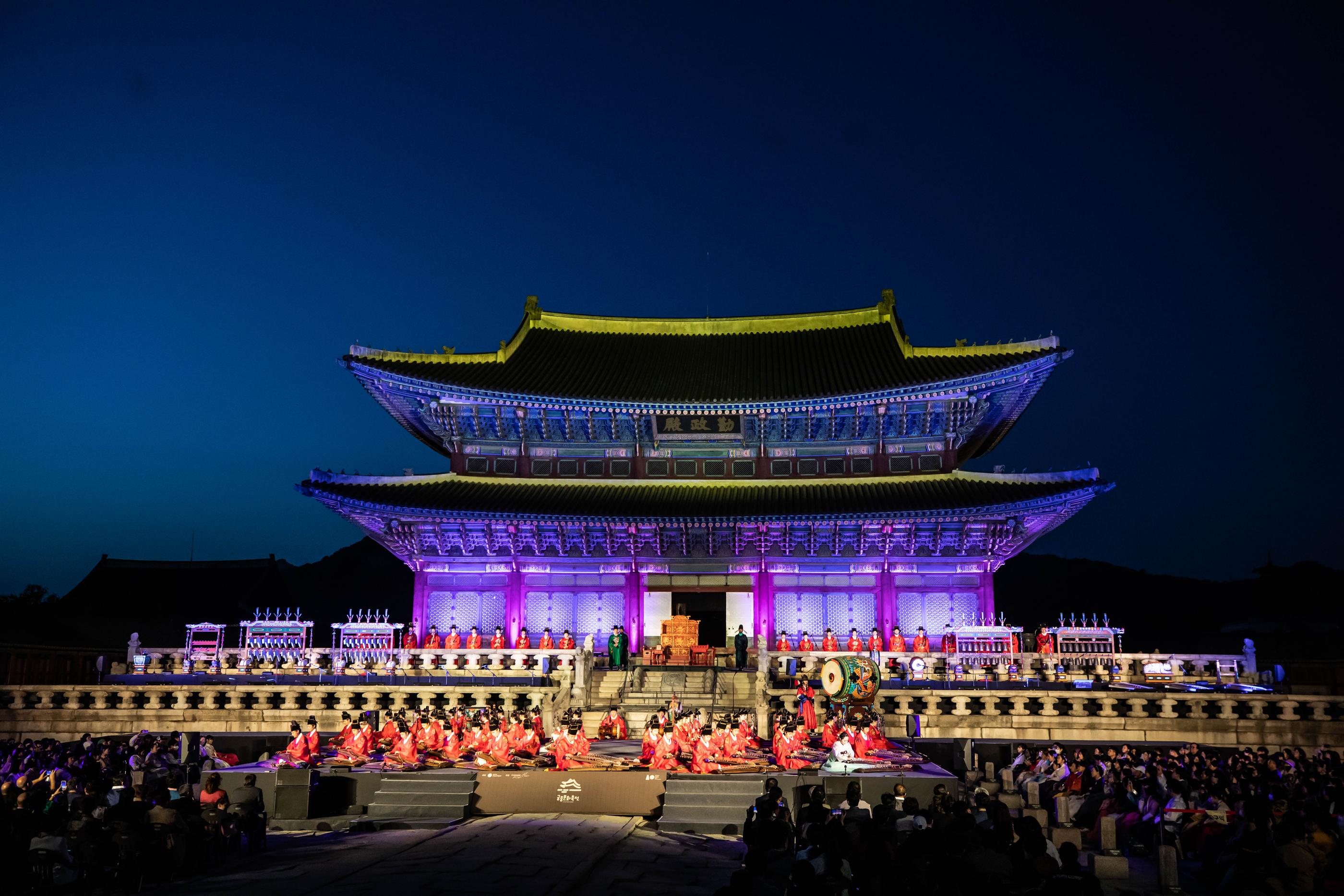 仁政殿で演奏される100人編成の国楽公演