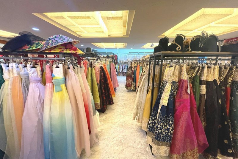 韓服体験のスナップ撮影で王妃韓服を着た記念写真