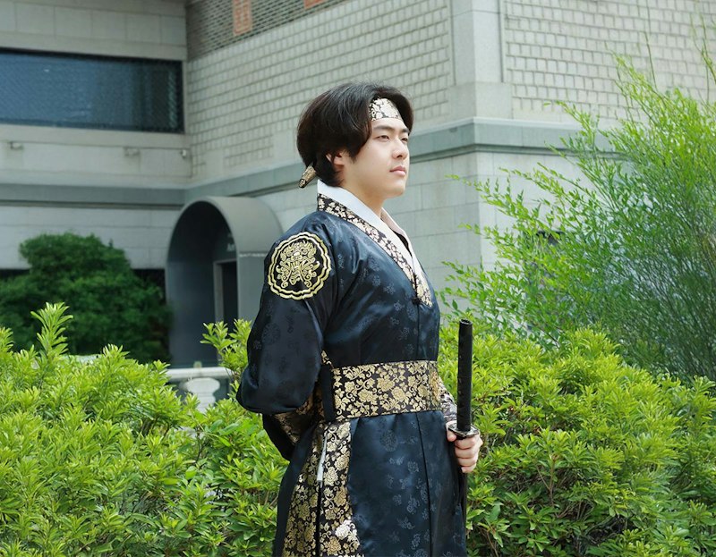 INKOREA韓服の男性向けスペシャル韓服の着用イメージ